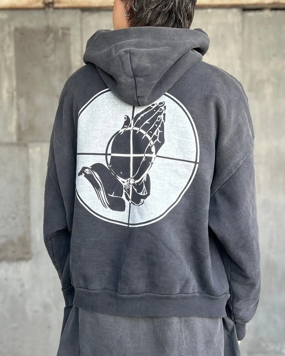SAINT Mxxxxxx × FEAR OF GOD FG_HOODIE/SNT OF GOD/BLK FOG joint model ETERNAL praying crosshair distressed hoodie. Washed black S-XL. This season's popular super popular joint model. The original version is the same. Thin spring and summer fabrics. The upper body is comfortable. The BOXY version of the short fat wide shoulder line. Fashion darling wears it with a high-end feel. Heavy washing and water fading technology. The horse is repositioned. Excessive wear and damage graffiti treatment. Correct version FOG joint main mark/wash mark/little angel mark